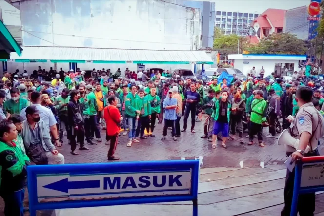 
 Antrian ribuan pengemudi jasa angkutan untuk menerima BLT.