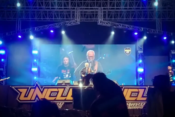 
 Iwan Fals & Band tampil sekitar 3 jam di panggung hiburan Uncle Hard Enduro 2022.