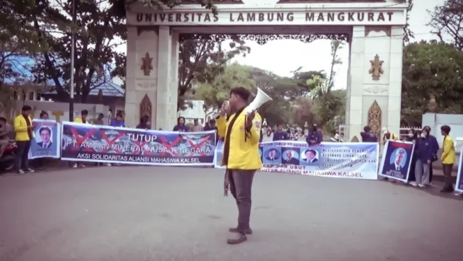 
 Aksi solidaritas di pintu gerbang Universitas Lambung Mangkurat (ULM) Kota Banjarmasin, Senin (26/12/2022)