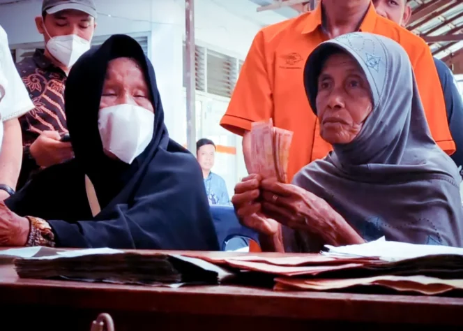 
 BLT BBM, Bansos Sembako dan PKH disalurkan bersamaan dengan total Rp900.000,-