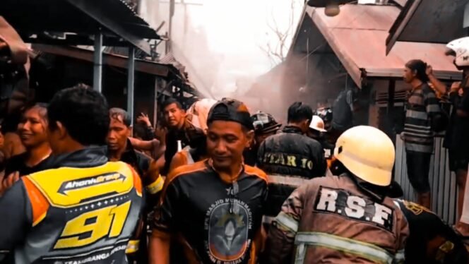 
 BPK berjibaku melakukan pemadaman api di kawasan padat penduduk Kelayan Selatan.