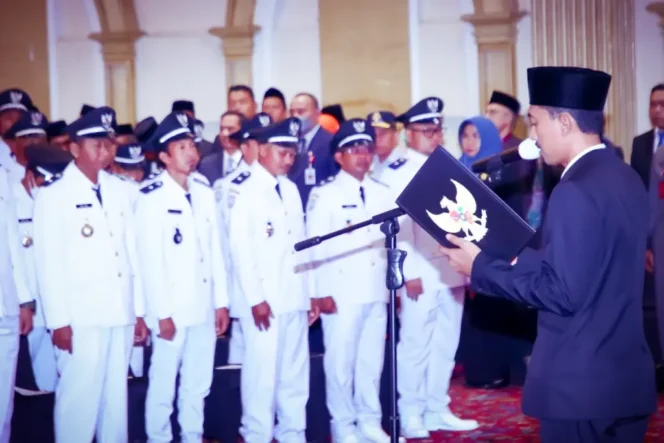
 Bupati Banjar H. Saidi Mansyur melantik 117 Kepala Desa yang terpilih pada Pilkades serentak, Kamis (29/12/2022). Foto: Kominfo Banjar