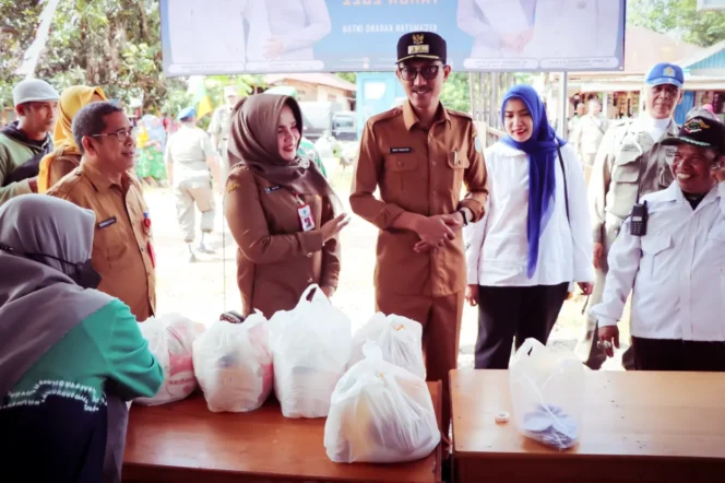 
 Bupati Banjar H. Saidi Mansyur meninjau pelaksanaan pasar murah di Desa Pulau Nyiur, Selasa (20/12/2022)