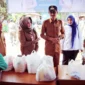 Bupati Banjar H. Saidi Mansyur meninjau pelaksanaan pasar murah di Desa Pulau Nyiur, Selasa (20/12/2022)