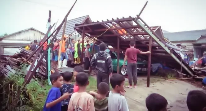 
 Dua rumah warga roboh dan menimpa mobil di Kelurahan Sungai Andai Kecamatan Banjarmasin Utara, Minggu (25/12/2022)