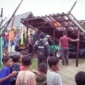 Dua rumah warga roboh dan menimpa mobil di Kelurahan Sungai Andai Kecamatan Banjarmasin Utara, Minggu (25/12/2022)