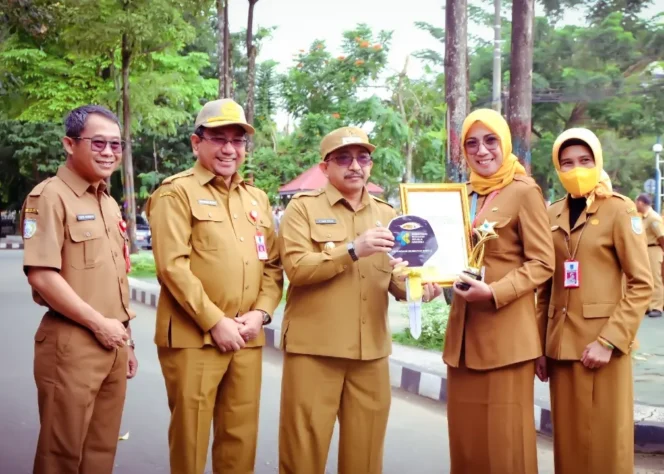 
 Dwi Retmasushanty Arsini terima Penghargaan Nakes Teladan Nasional 2022 yang diserahkan Wakil Bupati Banjar, Senin (19/12/2022). Foto: infopublik.banjarkab.go.id
