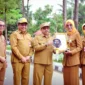 Dwi Retmasushanty Arsini terima Penghargaan Nakes Teladan Nasional 2022 yang diserahkan Wakil Bupati Banjar, Senin (19/12/2022). Foto: infopublik.banjarkab.go.id