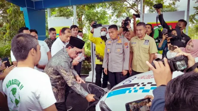 
 Gubernur Kalsel Sahbirin Noor, pengisian kendaraan listrik umum yang ada di kawasan Kantor Sekretariat Daerah Pemprov Kalsel, Jumat (30/12/2022). Foto: Teny/habarkalimantan)