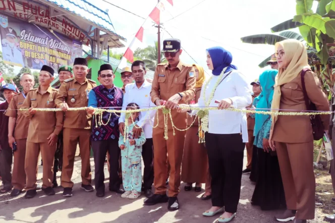 
 Jalan yang baru aspal di Desa Pulau Nyiur diresmikan Bupati Banjar H. Saidi Mansyur, Selasa (20/12/2022).