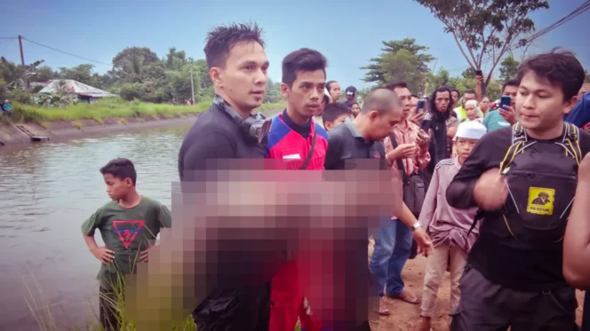 
 Jasad bocah laki-laki saat setelah ditemukan tenggelam di Jaringan Irigasi Riam Kanan Desa Bincau Kecamatan Martapura Kabupaten Banjar, Minggu (25/12/2022). Foto: DPKP Kabupaten Banjar