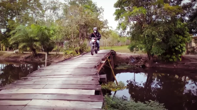 
 Jembatan rusak yang sudah ditopang bambu dan goyang saat dilintasi, Rabu (30/12/2022). (Foto : Habarkalimantan)