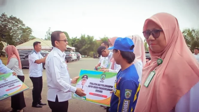 
 Kadinsos Kabupaten Balangan Serahkan Bantuan peralatan dan perlengkapan dapur umum penanggulangan bencana, Rabu (28/12/2022)