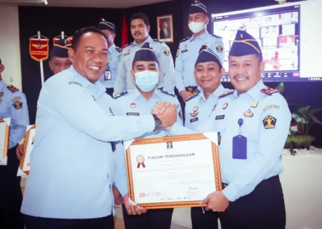 
 Penerimaan Penghargaan “Kalapas/Karutan Menyapa” dari Kakanwil Kemenkumham Kalsel kepada Kalapas Narkotika Karang Intan dan Jajaran