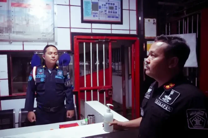 
 Kalapas Narkotika Kelas IIA Karang Intan, memantau lingkungan Lapas, Jumat, 02 Desember 2022.