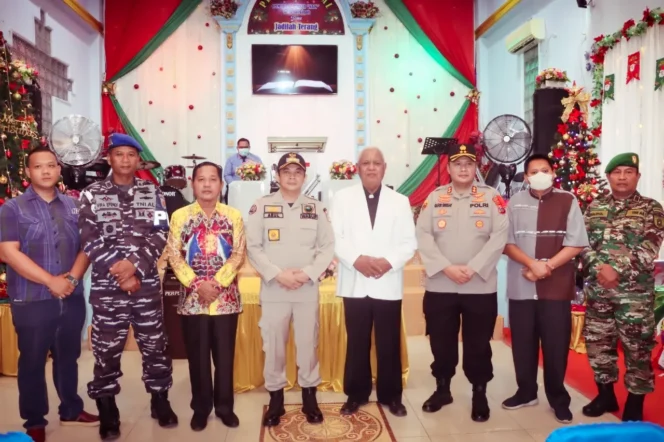 
 Kapolres Kotabaru AKBP Gafur Aditya Siregar SIK bersama Wakil Bupati Kotabaru Andi Rudi Latif SH dan Wakil Ketua DPRD Kotabaru HM. Arif, SH, M.Hum lakukan pemantauan ke Gereja, Sabtu (24/12/2022). (Foto: Istimewa/Humas Polres Kotabaru)
