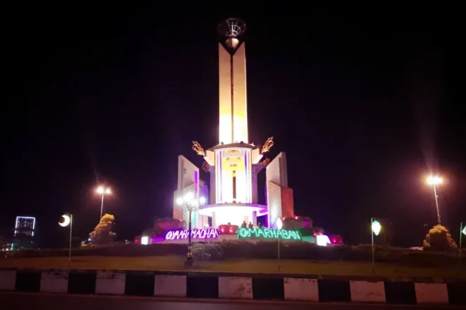 
 Kawasan Simpang Empat Banjarbaru menjadi salah satu titik lokasi favorit berkumpulnya kerumunan warga saat malam pergantian tahun baru. Foto: Dok. Ariandi