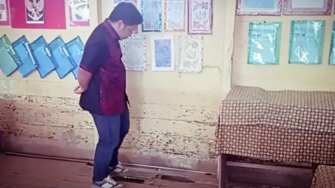 
 Ketua DPRD Banjar Muhammad Rofiqi meninjau sekolah rusak di SDN 2 Sungai Kitano Martapura Timur Kabupaten Banjar