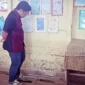 Ketua DPRD Banjar Muhammad Rofiqi meninjau sekolah rusak di SDN 2 Sungai Kitano Martapura Timur Kabupaten Banjar