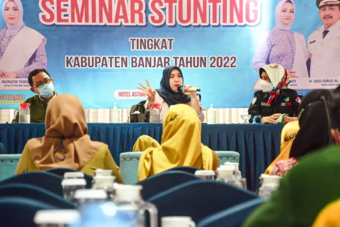 
 Ketua TP PKK Kabupaten Banjar Memaparkan “Intervensi Gizi Sensitif Penguatan Pembangunan Gizi Lintas Sektor bekerja sama dengan PKK”