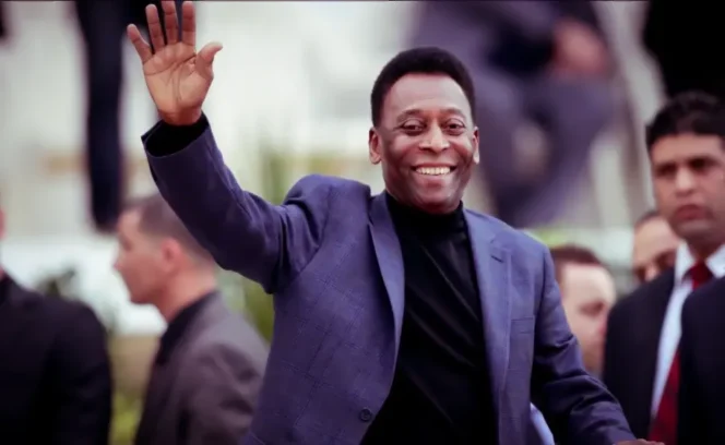 
 Legenda sepak bola Brasil Pelé melambai selama pertandingan sepak bola persahabatan internasional antara Aljazair dan Slovenia di Aljazair