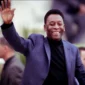 Legenda sepak bola Brasil Pelé melambai selama pertandingan sepak bola persahabatan internasional antara Aljazair dan Slovenia di Aljazair