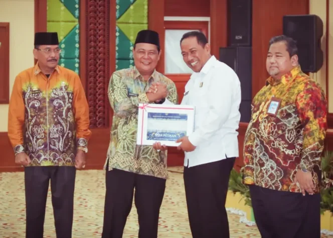
 Lilik Sujandi menerima penghargaan yang diserahkan Gubernur Sahbirin Noor untuk Kanwil Kemenkumham Kalsel