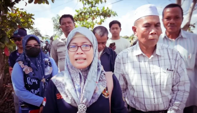 
 Lurah Pemurus Dalam, Shelleya Dessesta saat pelaksanaan pembongkaran jamban apung