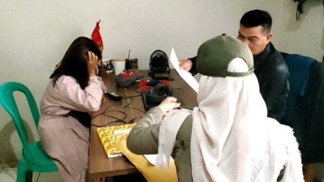 
 Libatkan Orang Tua Bisnis Alkohol, Remaja Perempuan dan Pelanggannya Digelandang Ke Kantor Satpol PP