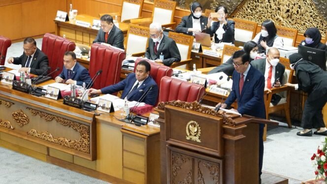 
 Menteri Hukum dan Ham,Yasona H. Laoly saat Rapat Paripurna DPR RI pengambilan keputusan atas RUU KUHP