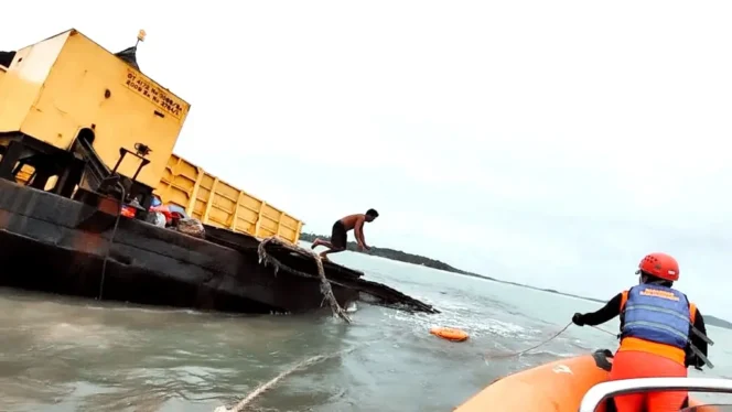 
 Nelayan yang sebelumnya hanyut ditemukan di atas kapal tongkang, Sabtu (24/12/2022). Foto: SAR Nasional