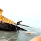 Nelayan yang sebelumnya hanyut ditemukan di atas kapal tongkang, Sabtu (24/12/2022). Foto: SAR Nasional