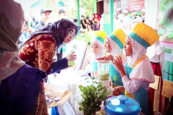 
 Kadisdik kabupaten Banjar, Liana Penny menyapa murid SDN Pasayangan 2 Martapura pada Pameran Mini P5 (foto: Kominfo banjar)