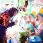 Kadisdik kabupaten Banjar, Liana Penny menyapa murid SDN Pasayangan 2 Martapura pada Pameran Mini P5 (foto: Kominfo banjar)