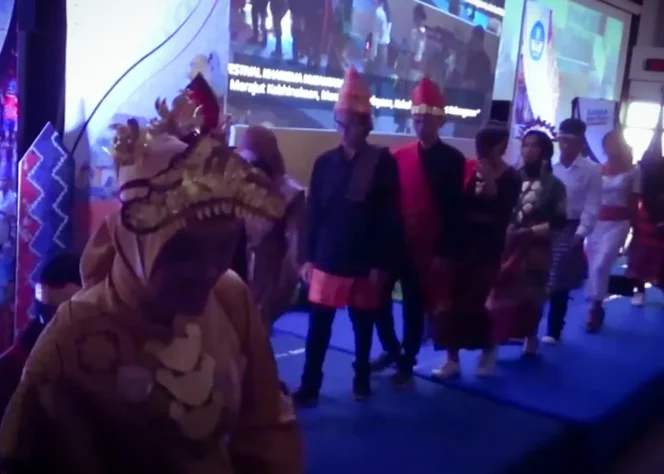 
 Parade Baju Daerah Nusantara dalam Festival Kharisma Nusantara Pelepasan Program PPM 2 di ULM