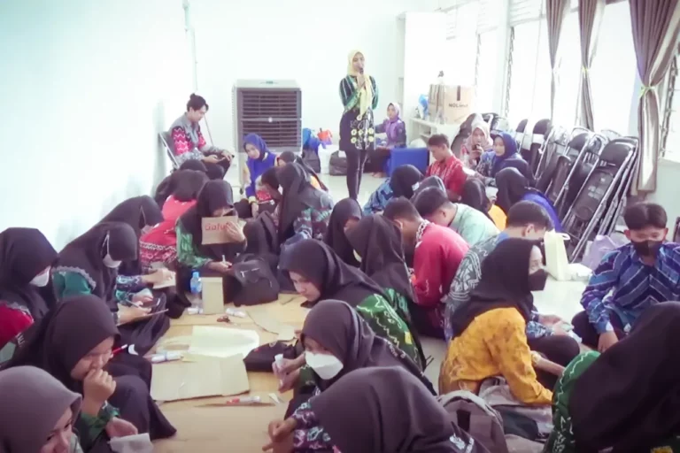Pelatihan pembuatan kain tradisional khas Kalimantan Selatan di Rumah Sasirangan Kreatif Jl. A. Yani Kota Banjarmasin, Sabtu (17/12/2022).