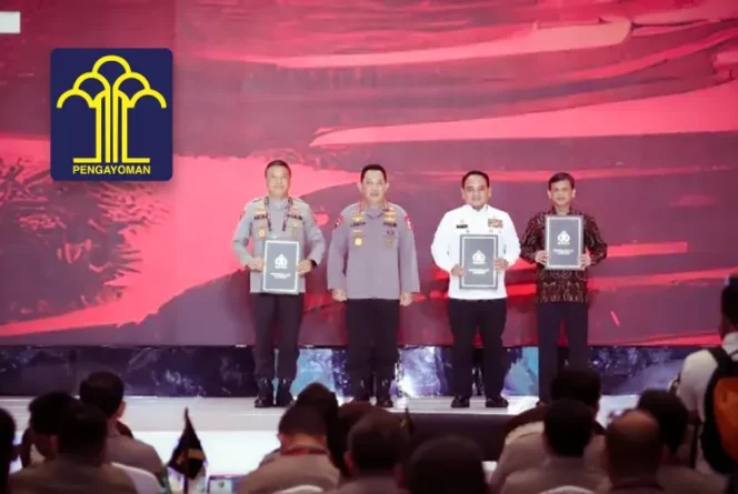 
 Penyerahan penghargaan pin emas dari Polri untuk sekjen Kemenkumham pada Apel Kepala Satuan Wilayah (Kasatwil), Rabu (14/12/2022)
