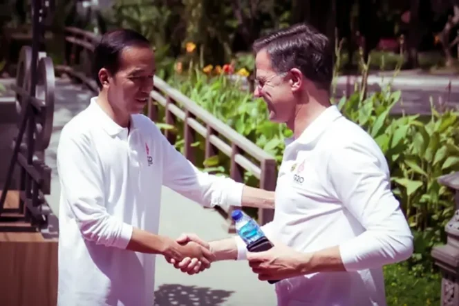 
 Presiden Joko “Jokowi” Widodo menyalami Perdana Menteri Belanda Mark Rutte dalam acara penanaman mangrove dalam rangkaian acara KTT G20 di Bali, 16 November 2022. Foto: https://www.benarnews.org/