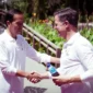 Presiden Joko “Jokowi” Widodo menyalami Perdana Menteri Belanda Mark Rutte dalam acara penanaman mangrove dalam rangkaian acara KTT G20 di Bali, 16 November 2022. Foto: https://www.benarnews.org/