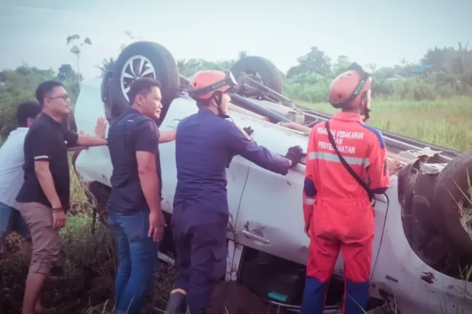 
 Proses Eevakuasi mobil nyungsep dan terbalik di sawah (Foto: DPKP Kab. Banjar)