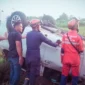 Proses Eevakuasi mobil nyungsep dan terbalik di sawah (Foto: DPKP Kab. Banjar)