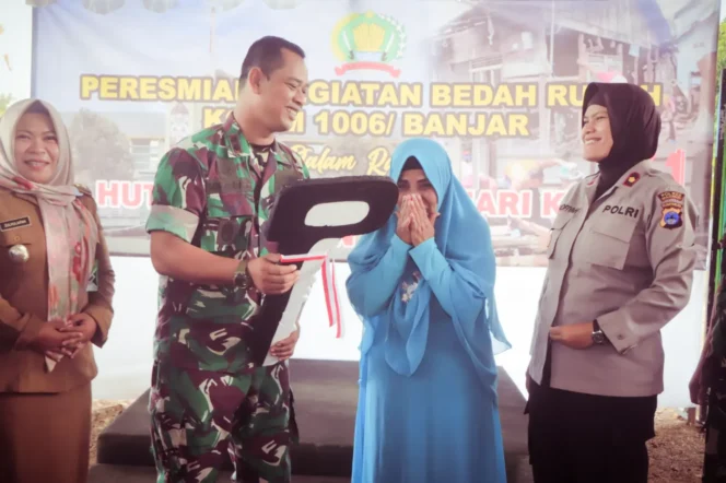 
 Rasa haru tak dapat disembunyikan Nursiah saat menerima kunci rumah secara simbolis dari Dandim 10006/ Banjar