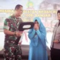 Rasa haru tak dapat disembunyikan Nursiah saat menerima kunci rumah secara simbolis dari Dandim 10006/ Banjar