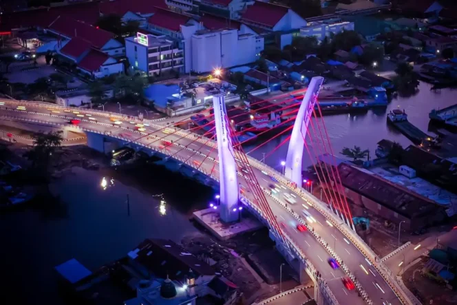 
 Salah satu ruas jalan di Kota Banjarmasin kerap dilintasi truk.