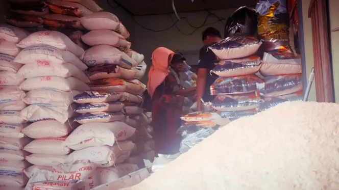
 Salah satu toko beras di pasar tradisional Martapura, Kabupaten Banjar