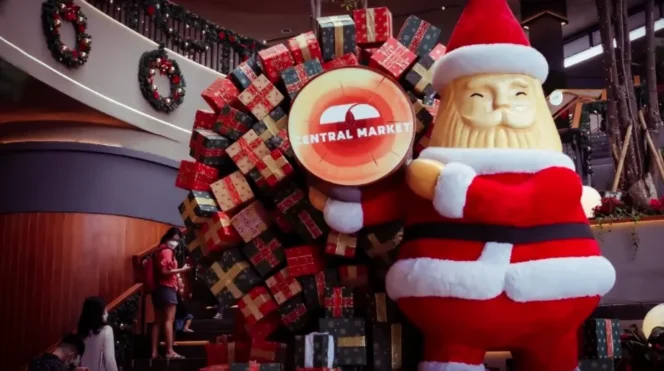
 Sejumlah pengunjung berdiri di dekat patung sinterklas yang di pasang di area Central Market Pantai Indah Kapuk di Jakarta, pada 12 Desember 2022. (Foto: Reuters/Ajeng Dinar Ulfiana)