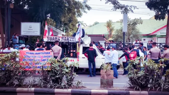 
 Unjuk rasa LSM KAKI Kalsel di luar pagar kantor Kejari Kabupaten Banjar, Selasa (27/12/2022). Foto: Ndi ricek23