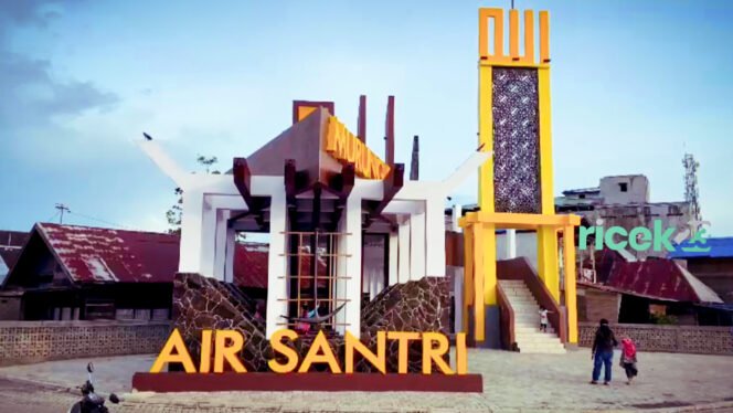 
 Bangunan Air Santri Murung Kenanga dan Menara Arah Kiblat di Tengah Sungai Martapura Kabupaten Banjar