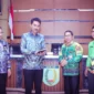 Bupati Banjar H. Saidi Mansyur Launching Aplikasi Sistem Informasi Manajemen Administrasi Pengadaan Barang dan Jasa (SIMANIS PBJ) di Aula Barakat Martapura, Kamis (5/1/2023)