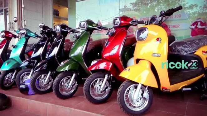 
 Deretan motor listrik di salah satu toko kendaraan listrik di Jalan Veteran Banjarmasin